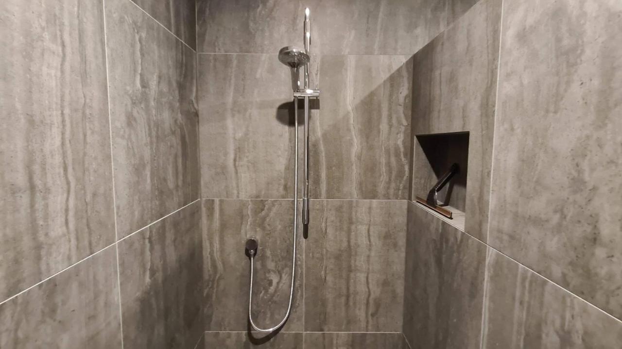 Kowhai Apartment - private opposite golf course central Wanaka Esterno foto